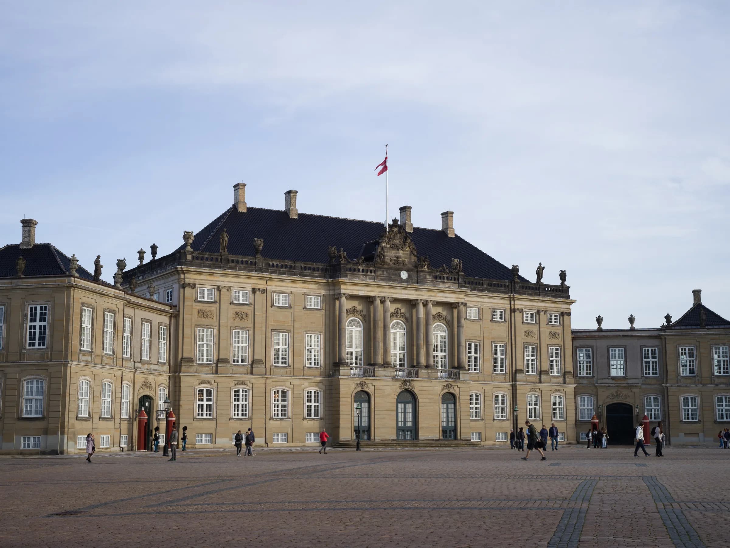 Amalienborg set fra Slotspladsen med Dannebrog hejst over taget