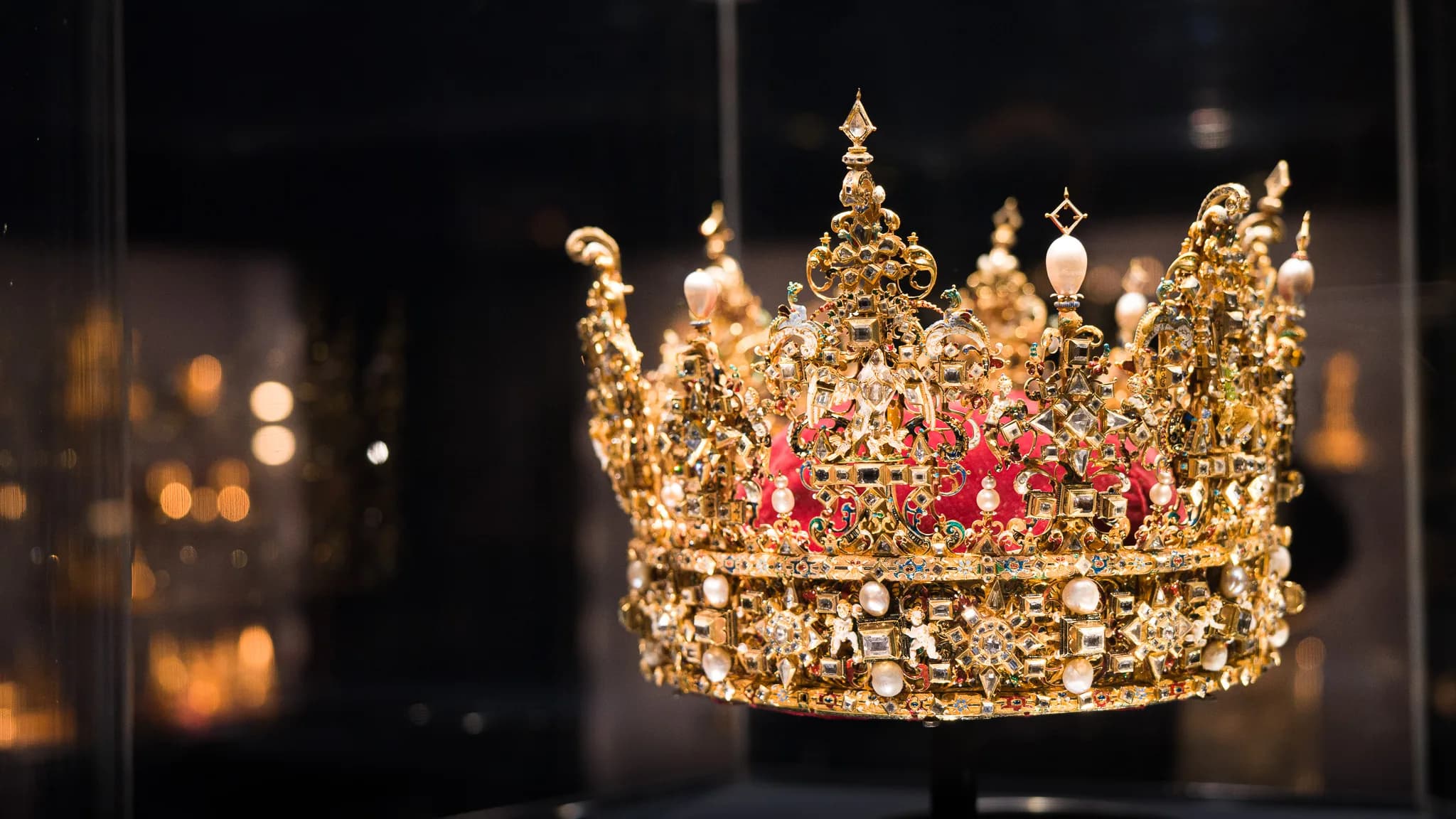 Genstand fra de danske kronjuveler i montre i Skatkammeret på Rosenborg