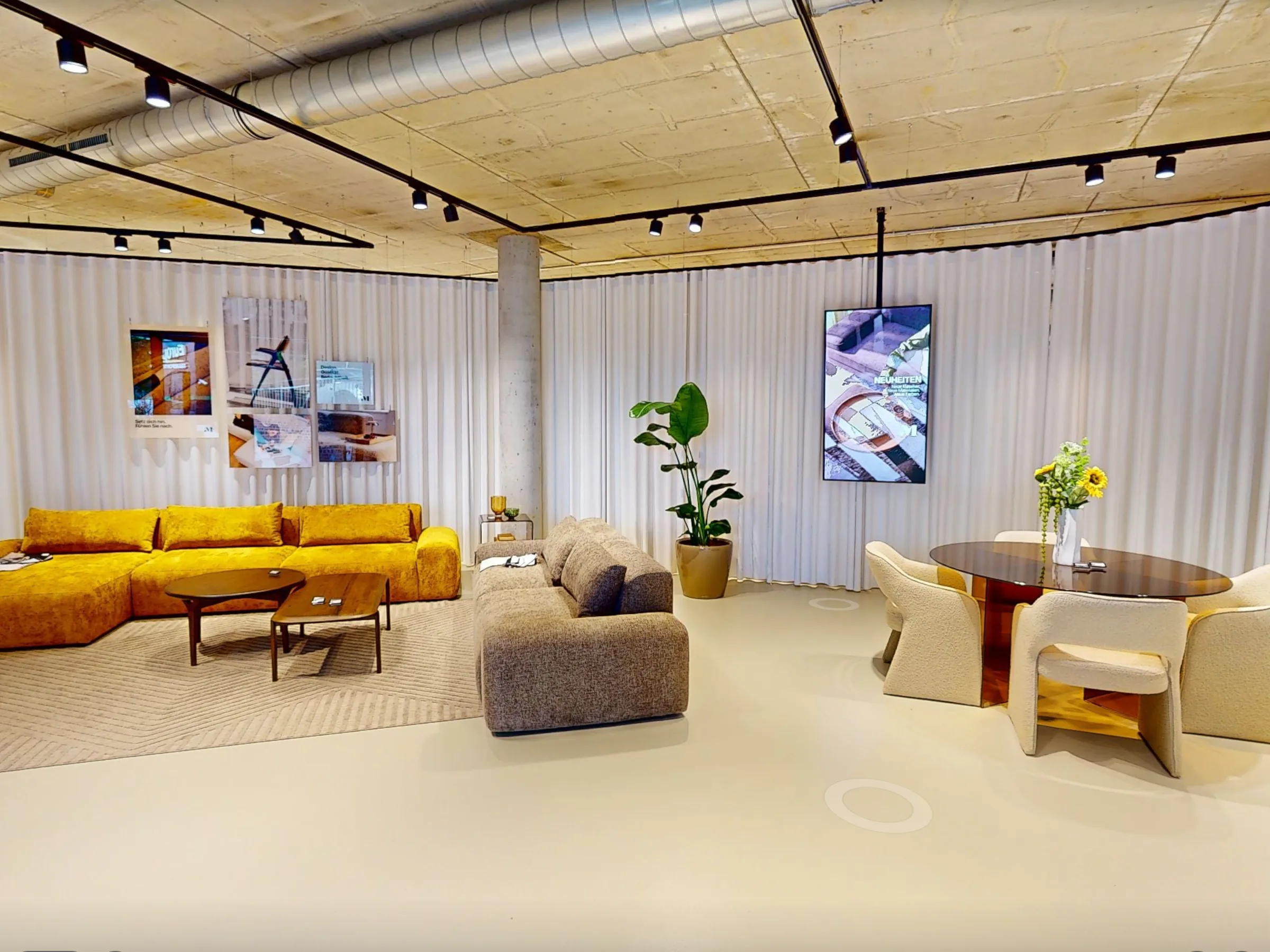 Gul sofa, spisebord og planter i det nyåbnede showroom i Altona